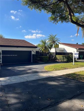 Royal Singapore Lake, 7320 Coldstream Dr, Hialeah, Florida 33015, image 3