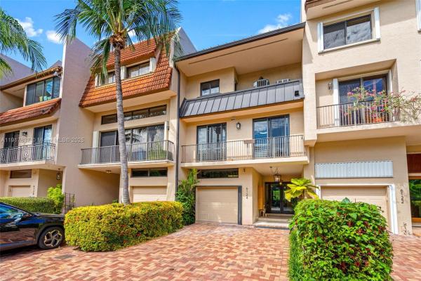 Royal Harbour Yacht Club, 6124 Paradise Point Dr #6124, Palmetto Bay, Florida 33157, image 2