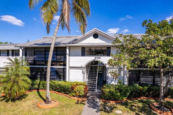 929 NE 199th St #203, Unincorporated Dade County, Florida 33179, image 1