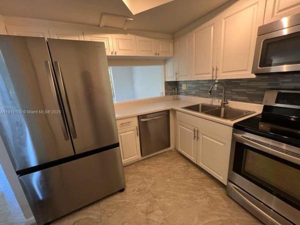 Vizcaya Gardens, 721 SE 1st Way #B18, Deerfield Beach, Florida 33441, image 2