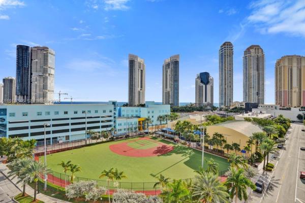 Marina Bay Club, 18100 N Bay Rd #909, Sunny Isles Beach, Florida 33160, image 1