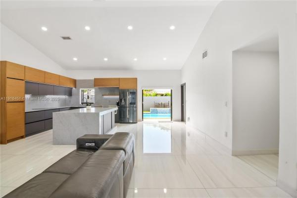 19494 NW 61st Ave, Hialeah, Florida 33015, image 1