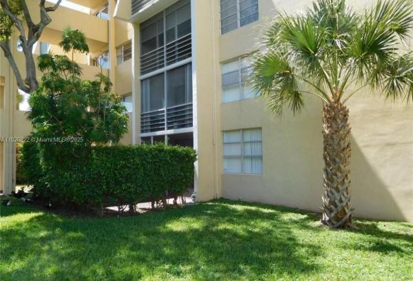 Lake Park, 922 NE 199th St #1D, Ives Estates, Florida 33179, image 3