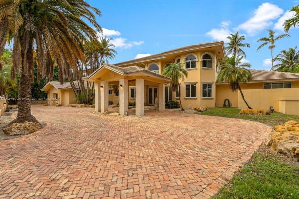Loch Lomond, 7225 Gleneagle Dr, Miami Lakes, Florida 33014, image 2