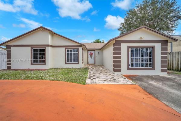 Country Lake Manors, 19541 NW 57th Ct, Hialeah, Florida 33015, image 2