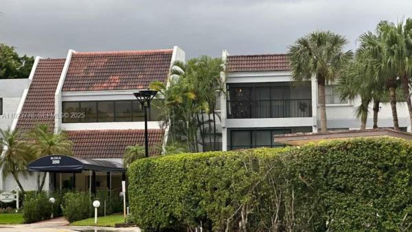 Racquet Club At Bonaventure, 200 Lakeview Dr #111, Weston, Florida 33326, image 1