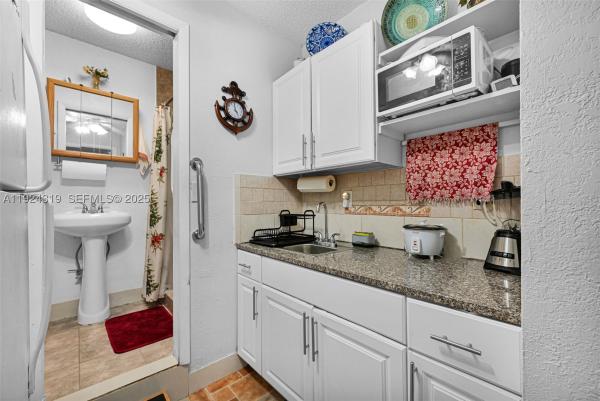 Superior Homes, 31 NW 133rd Pl, Tamiami, Florida 33182, image 2