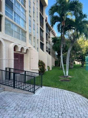 De Soto Park North, 2001 Atlantic Shores Blvd #105, Hallandale Beach, Florida 33009, image 2