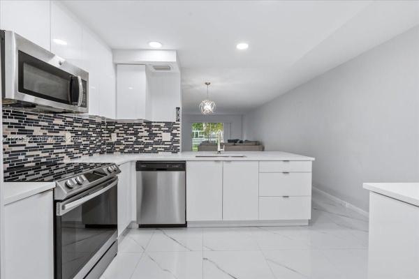 Lucaya Village, 2303 Lucaya Ln #E2, Coconut Creek, Florida 33066, image 1