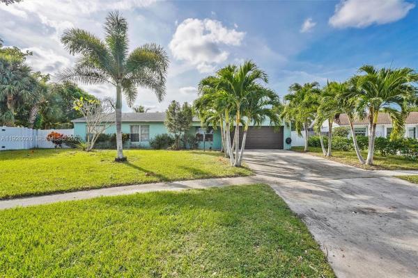 Le Chalet, 8113 Rose Marie Cir, Boynton Beach, Florida 33472, image 2