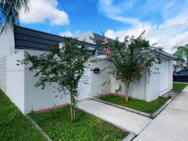 19066 Bobolink Dr, Hialeah, Florida 33015, image 1
