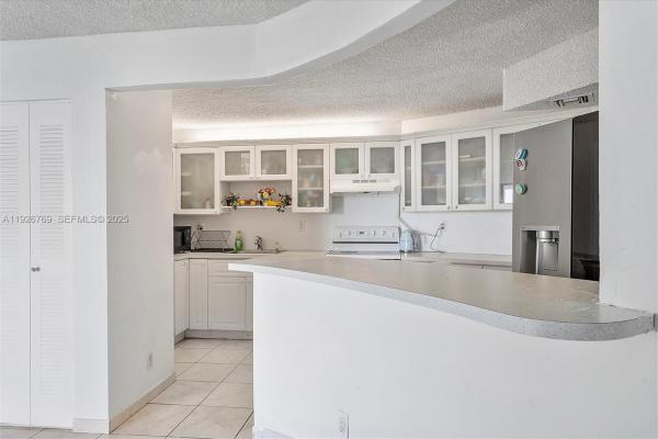 Towers Of Oceanview South, 600 Parkview Dr #611, Hallandale Beach, Florida 33009, image 2