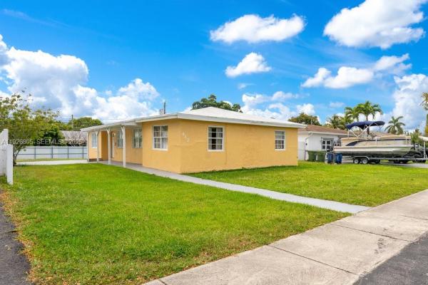Hallandale Garden Park, 417 SW 3rd St #1-2, Hallandale Beach, Florida 33009, image 2