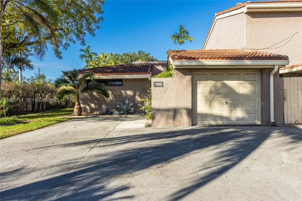 The Townhouses Of Emerald Hills, 500 Bonnie Brae Way #17, Hollywood, Florida 33021, image 1