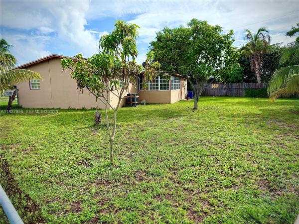 Berkeley Manor, 701 NW 176th Ter, Miami Gardens, Florida 33169, image 2