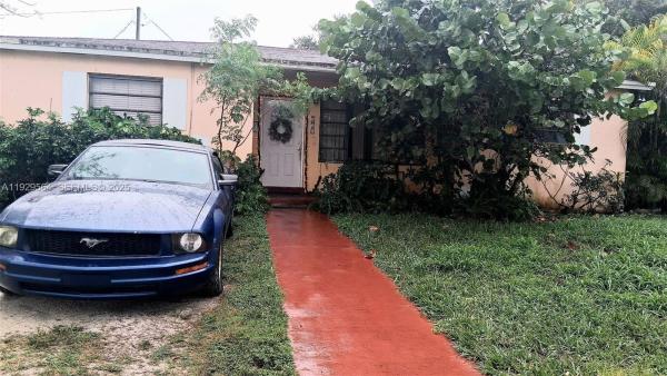 Panuleta Gardens, 750 NE 171st St, North Miami Beach, Florida 33162, image 1