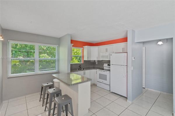 Crystal Court Manor, 1301 N 12th Ct #4B, Hollywood, Florida 33019, image 2