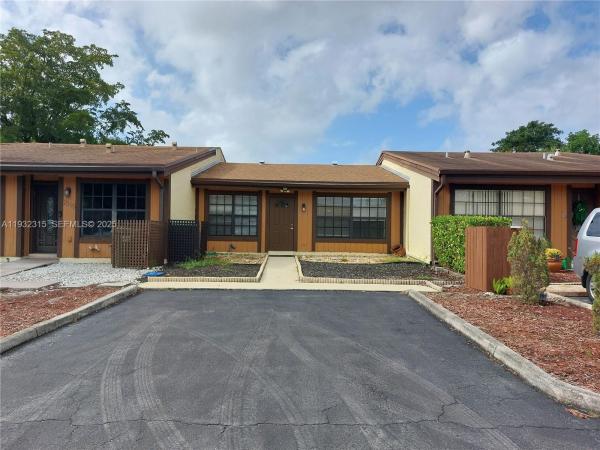 Cedarwoods At Pembroke Lakes, 2320 Elm Ct, Pembroke Pines, Florida 33026, image 2