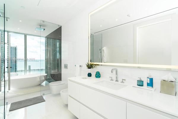  #1901E, Miami, Florida 33131, image 1