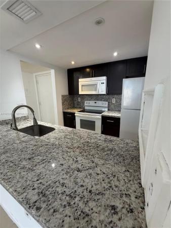 Las Brisas At Country Club Of Miami, 7075 NW 186th St #C409, Hialeah, Florida 33015, image 2