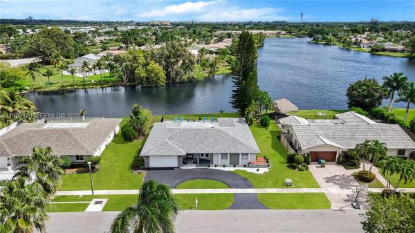 Bonaventure Lakes, 406 Sailboat Cir, Weston, Florida 33326, image 1