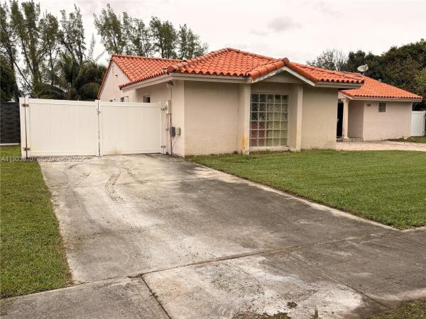 Country Lake Manors, 5811 NW 201st Ln, Hialeah, Florida 33015, image 2