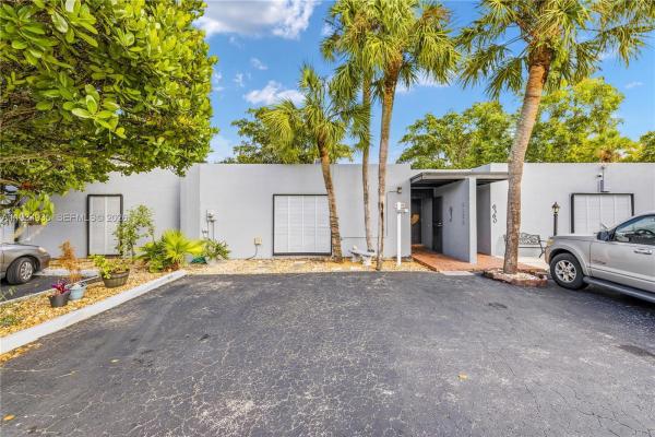 Windmill Gate, 6358 Milk Wagon Ln, Miami Lakes, Florida 33014, image 3