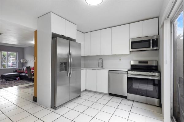 Mira Villas, 8262 NW 5th Ln #392, Fountainebleau, Florida 33126, image 3
