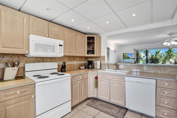 Fairways, 500 NE 14th Ave #402, Hallandale Beach, Florida 33009, image 2
