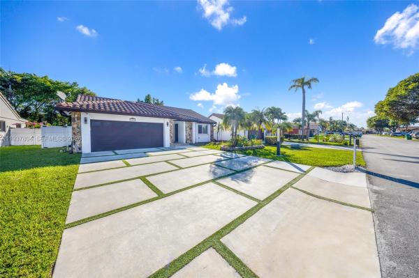 Waverly Hundred, 6240 Gauntlet Hall Ln, Davie, Florida 33331, image 1