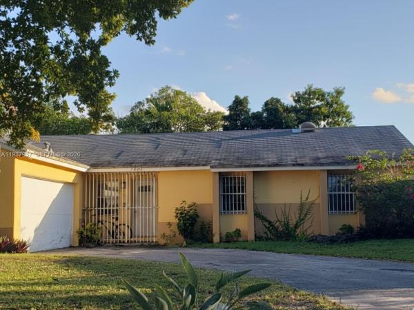Country Lake Manors, 6204 NW 194th St, Hialeah, Florida 33015, image 2