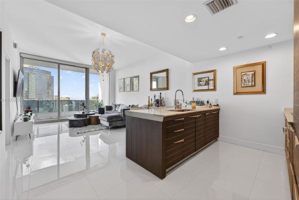 Epic Hotel & Residences, 200 Biscayne Boulevard Way #4414, Miami, Florida 33131, image 2