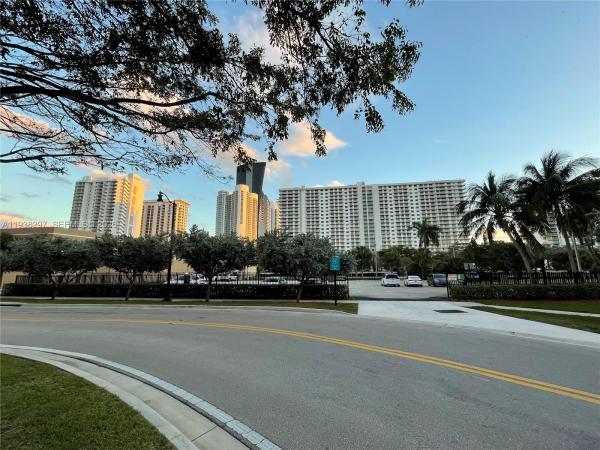 Winston Towers 600, 210 174th St #305, Sunny Isles Beach, Florida 33160, image 1