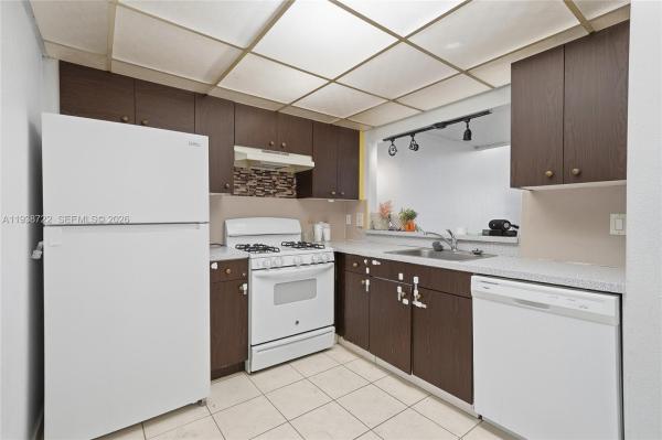 Venetian Gardens At Country Club Of Miami, 17911 NW 68th Ave #P-207, Hialeah, Florida 33015, image 2