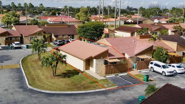 Tamiami Lakes Townhomes, 1340 SW 135th Ct, Tamiami, Florida 33184, image 2