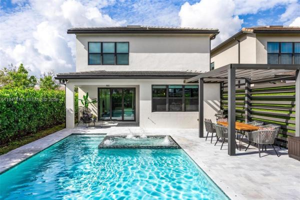 Oak Tree, 4510 W Pinehurst Trl W, Oakland Park, Florida 33309, image 2