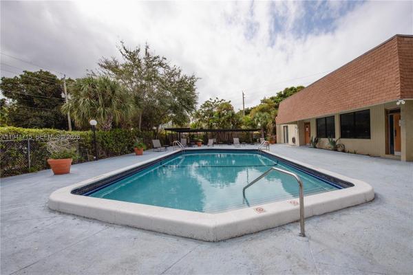 Woodside, 16950 W Dixie Hwy #B320, North Miami Beach, Florida 33160, image 2
