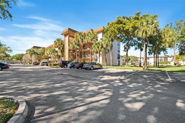 Lakes Of Carriage Hills, 4950 E Sabal Palm Blvd #310, Tamarac, Florida 33319, image 1