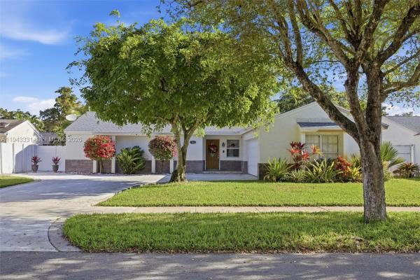 Country Lake Manors, 19463 NW 62nd Pl, Hialeah, Florida 33015, image 2