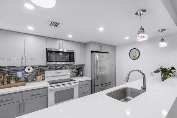 Villas West, 10911 Cedar Ln, Pembroke Pines, Florida 33026, image 2