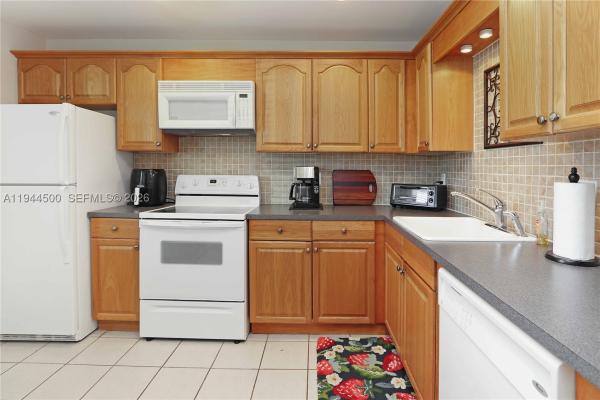 Fairways Royale, 1425 Atlantic Shores Blvd #110, Hallandale Beach, Florida 33009, image 3