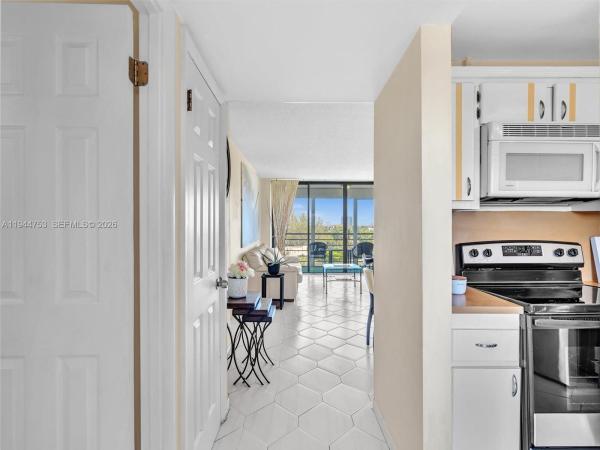 Biscaya, 20400 W Country Club Dr #817, Aventura, Florida 33180, image 2