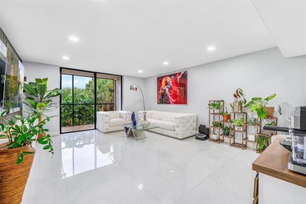 Fox Chase, 8635 NW 8th St #413, Fountainebleau, Florida 33126, image 2