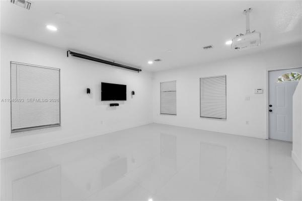 Waddells, 1541 NW 1st Ct, Miami, Florida 33136, image 2