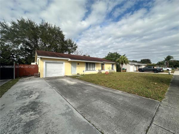 Country Lake Manors, 5965 NW 200th St, Hialeah, Florida 33015, image 2