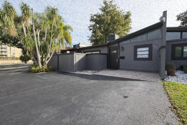 Briar Bay Townhouse Estates, 13168 SW 93rd Pl, Kendall, Florida 33176, image 3
