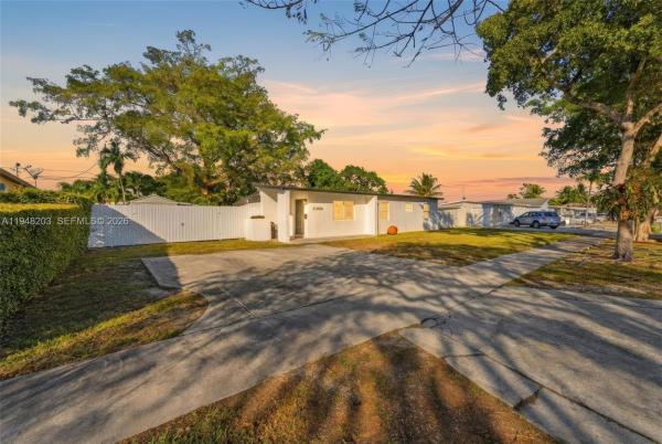 11065 SW 52nd Dr, Unincorporated Dade County, Florida 33165, image 1