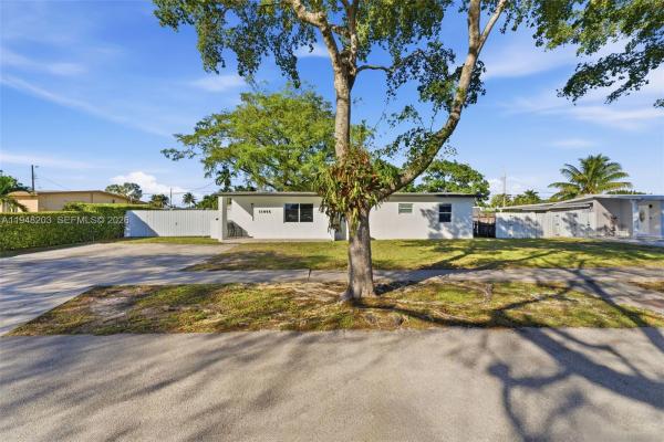 Westwood Lakes Residential, 11065 SW 52nd Dr, Westwood Lakes, Florida 33165, image 2