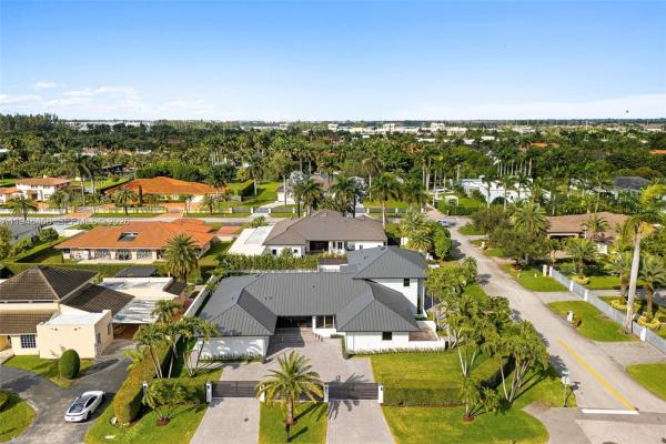 Split Rail, 9901 NW 130th St, Hialeah Gardens, Florida 33018, image 2