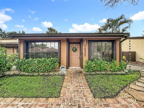 Cedarwoods At Pembroke Lakes, 10340 Laurel Ct, Pembroke Pines, Florida 33026, image 2